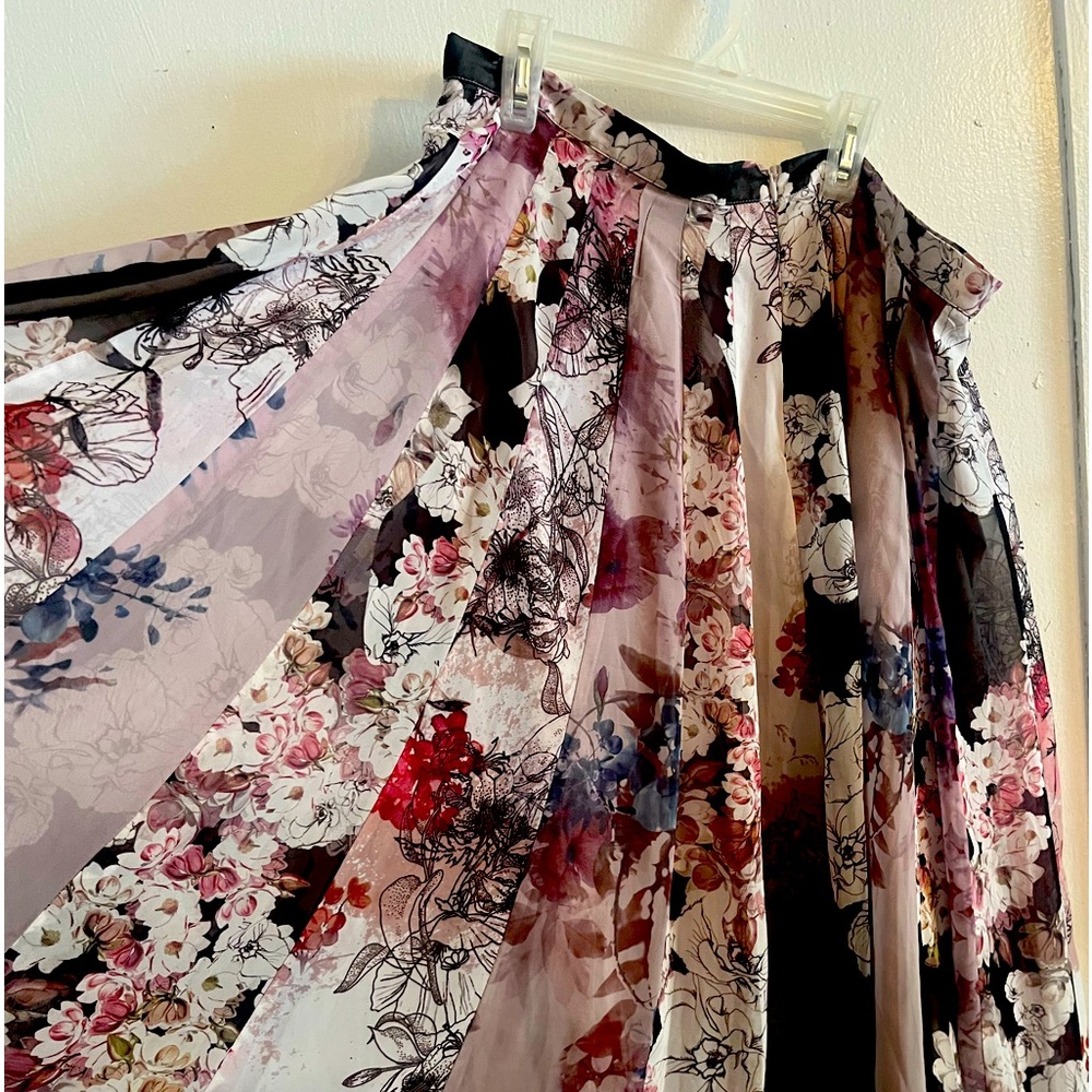 Beautiful Pleated Skirt Size Large runs extremely large closer to XL-XXL